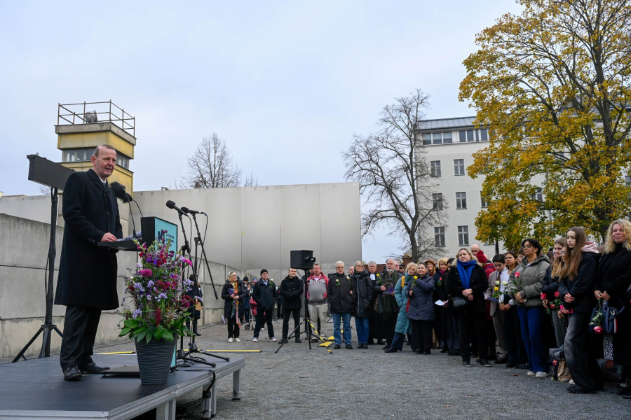 Der Direktor der Stiftung hält eine Ansprache vor der Hinterlandmauer